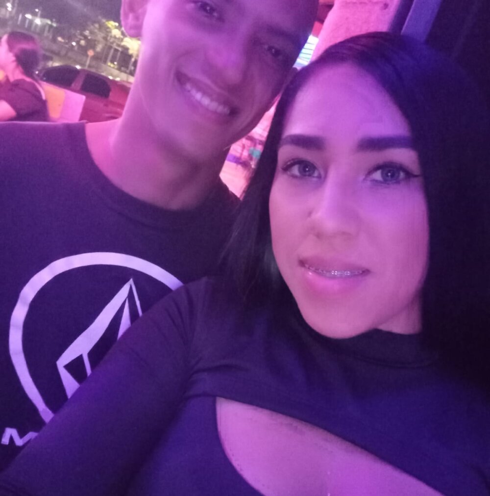 DarlingCouple23's Offline Chat Room