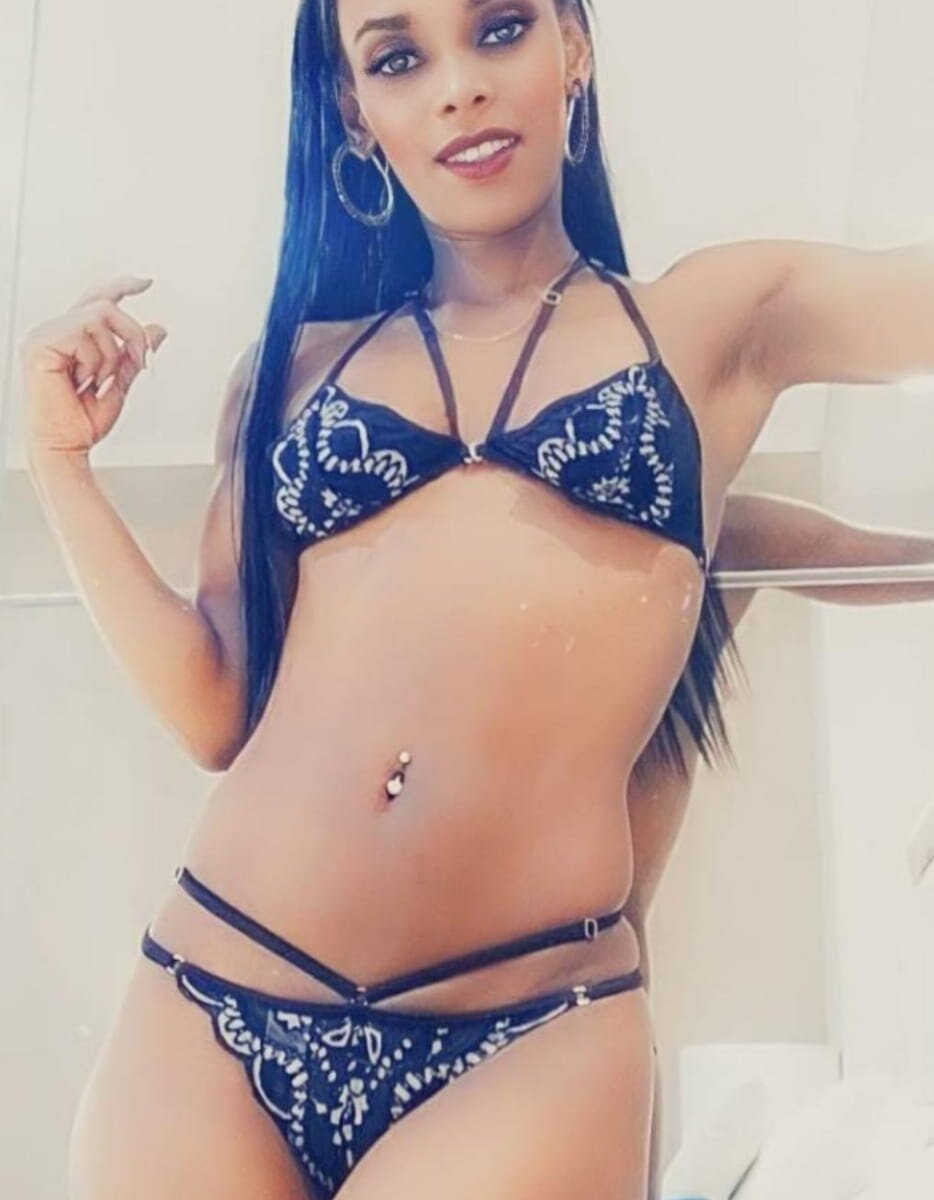 Watch Brisa_Guzman live on cam at StripChat