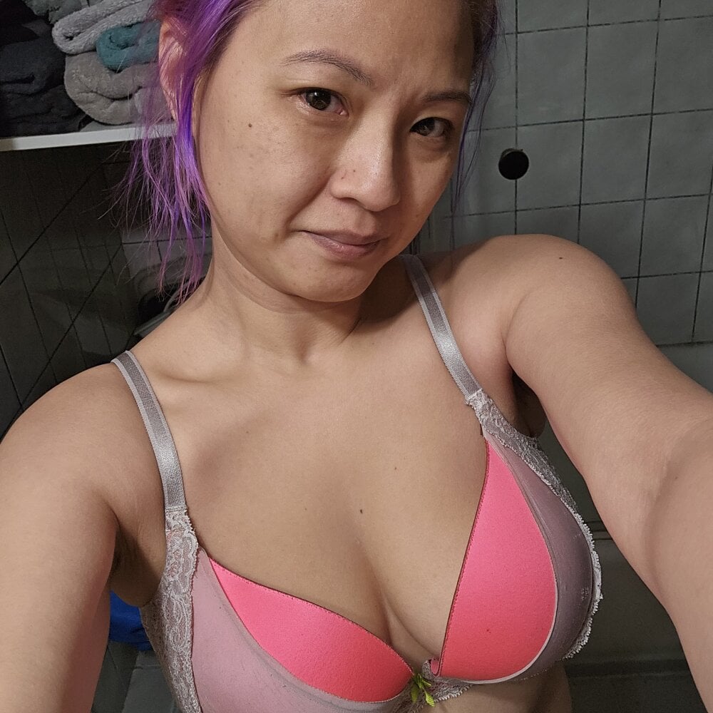 Cumintothedungeon's Offline XXX Chat