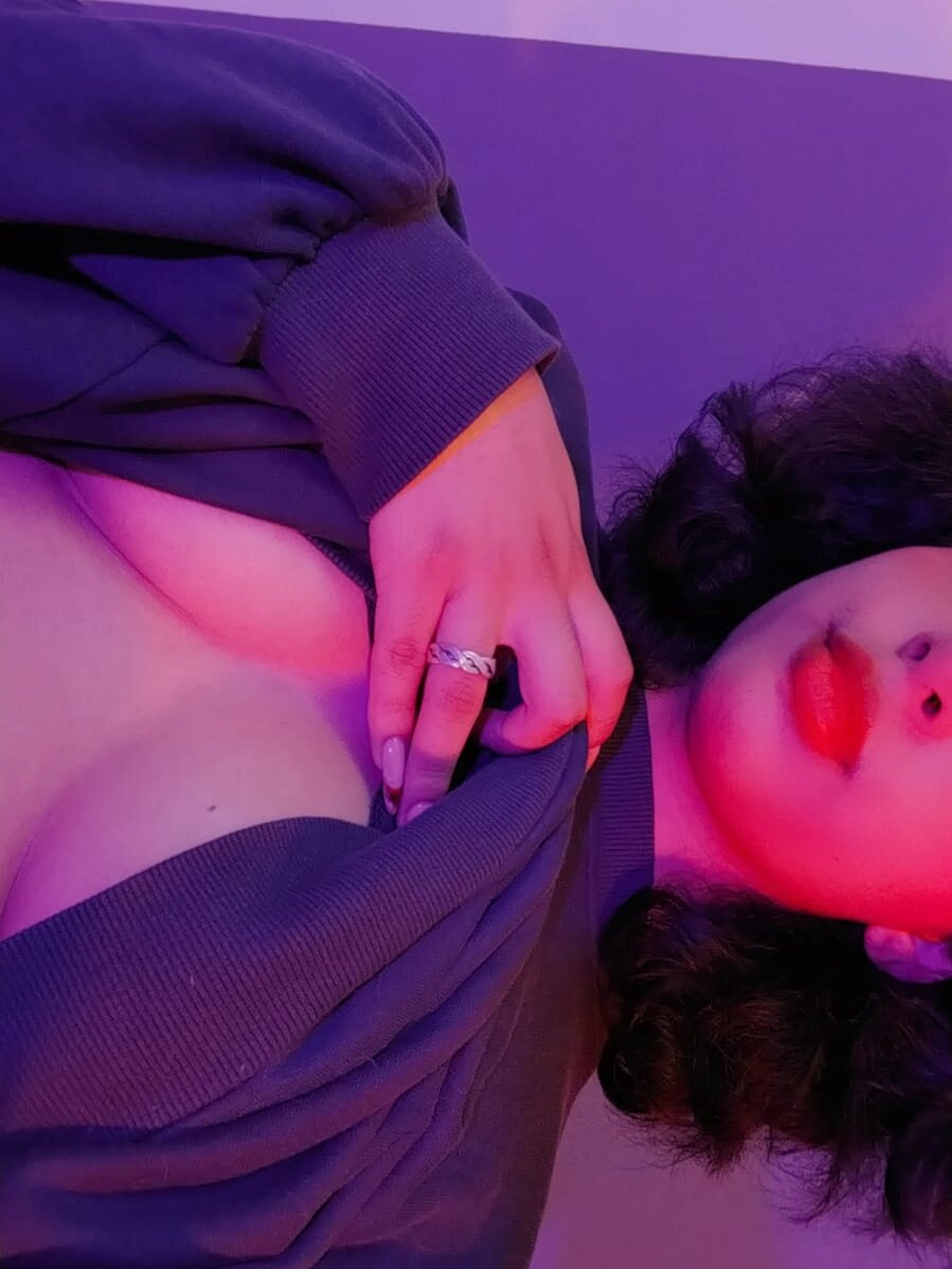 alessiia__ webcam profile - Puerto Rican