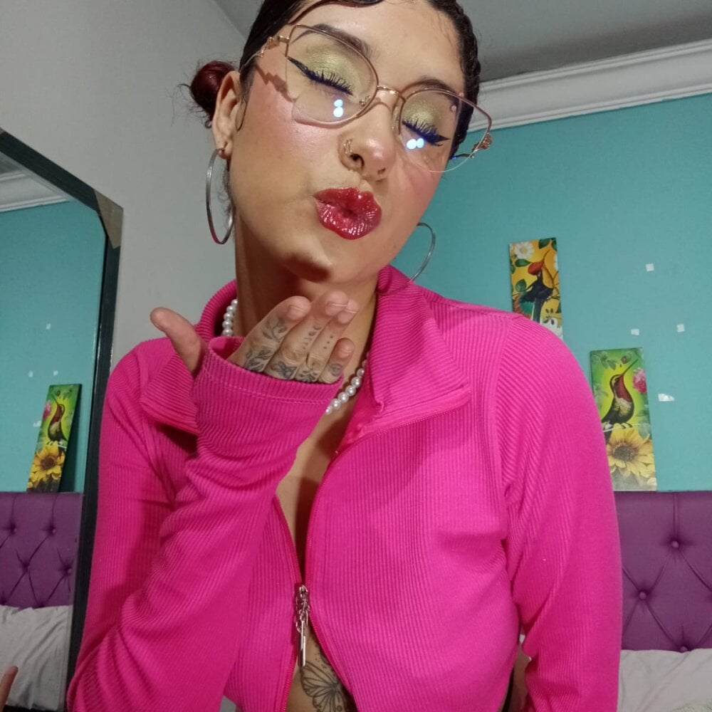 Live sex webcam photo for Cinthya-Gomez6 #290091896