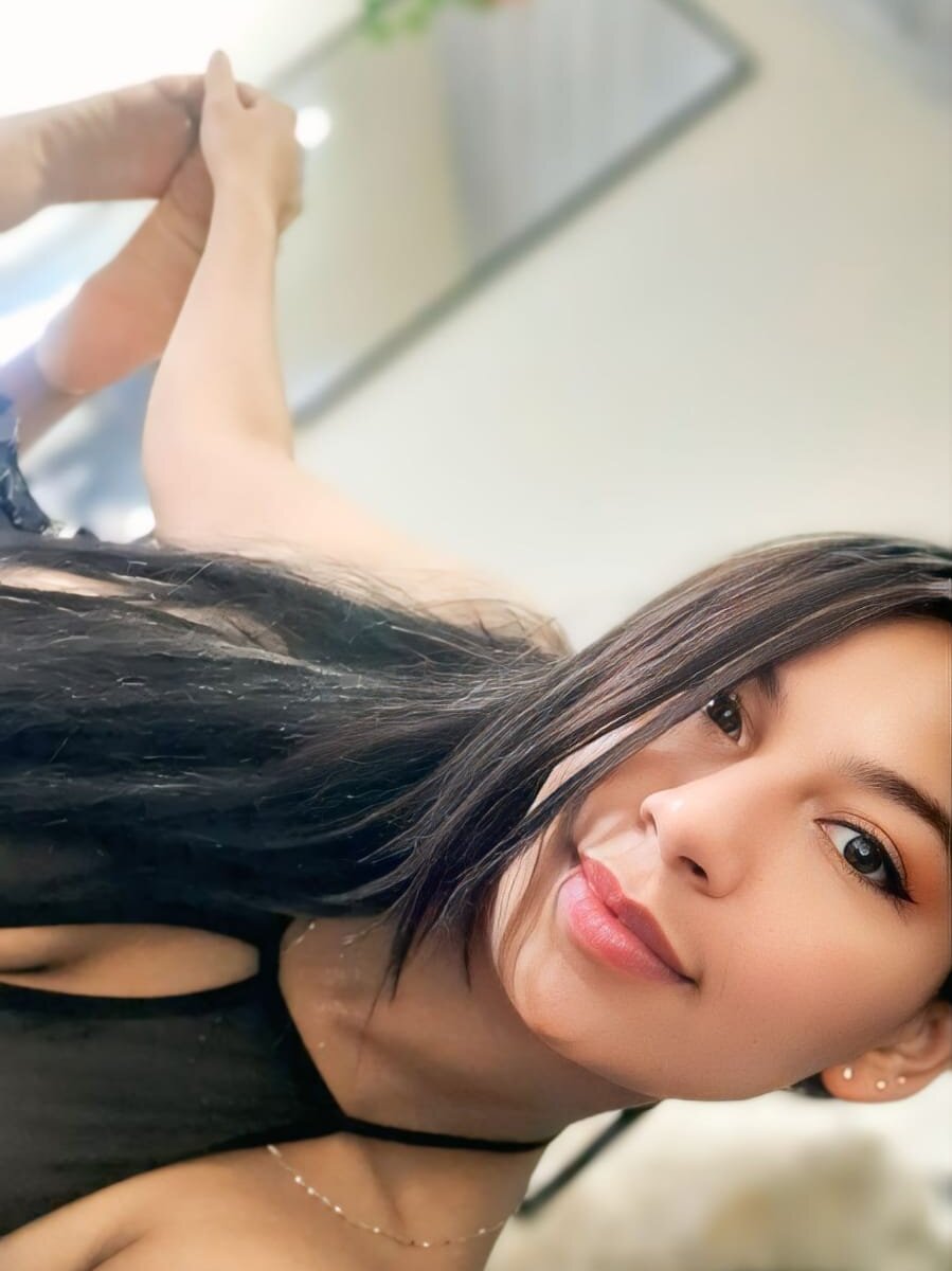 Emilie_Corinne live cam model at StripChat