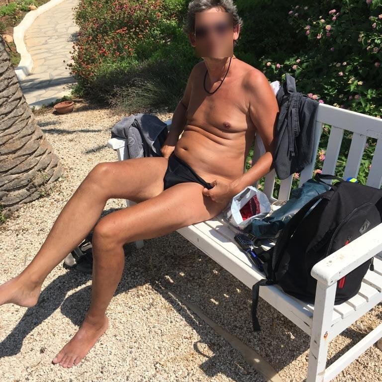 nudekerschi_m's Offline XXX Chat