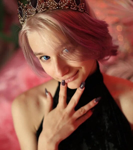 chatnmate.com divinesolana livesex profile in blond-hair cams