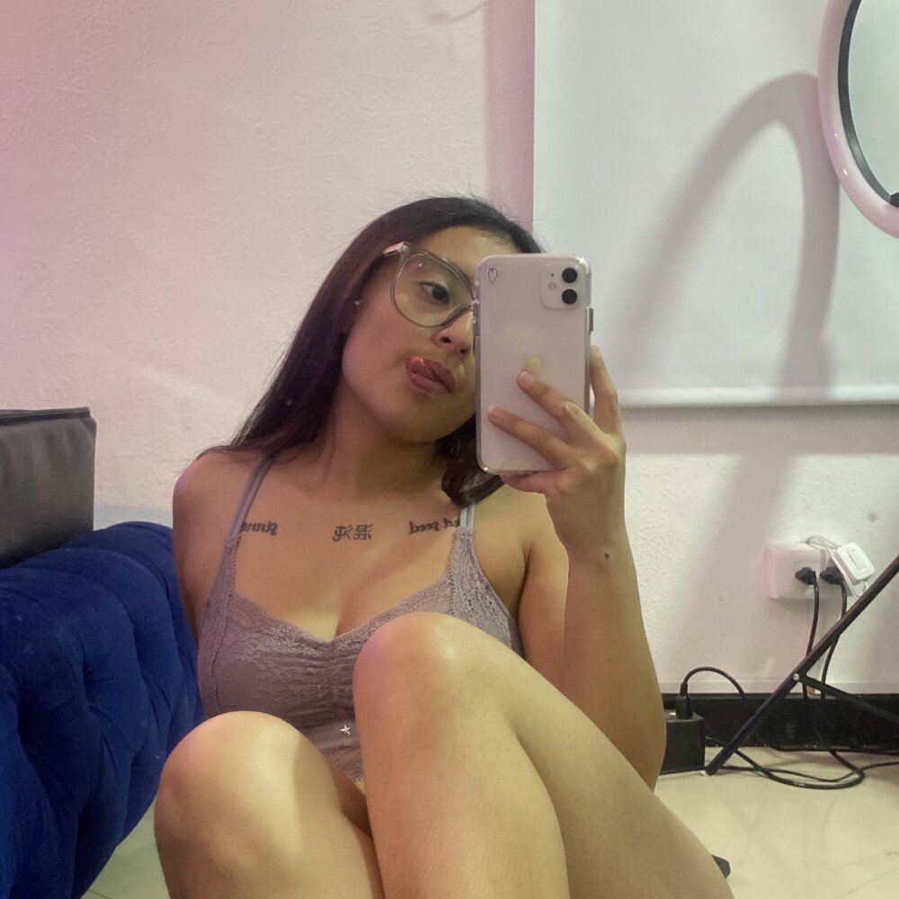 Live sex webcam photo for Emily_simons_ #289684822