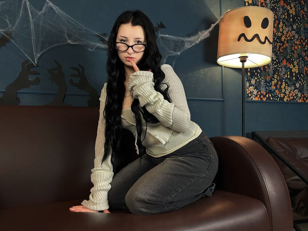 stripchat aliceaulin webcam profile pic via iluvcams.com