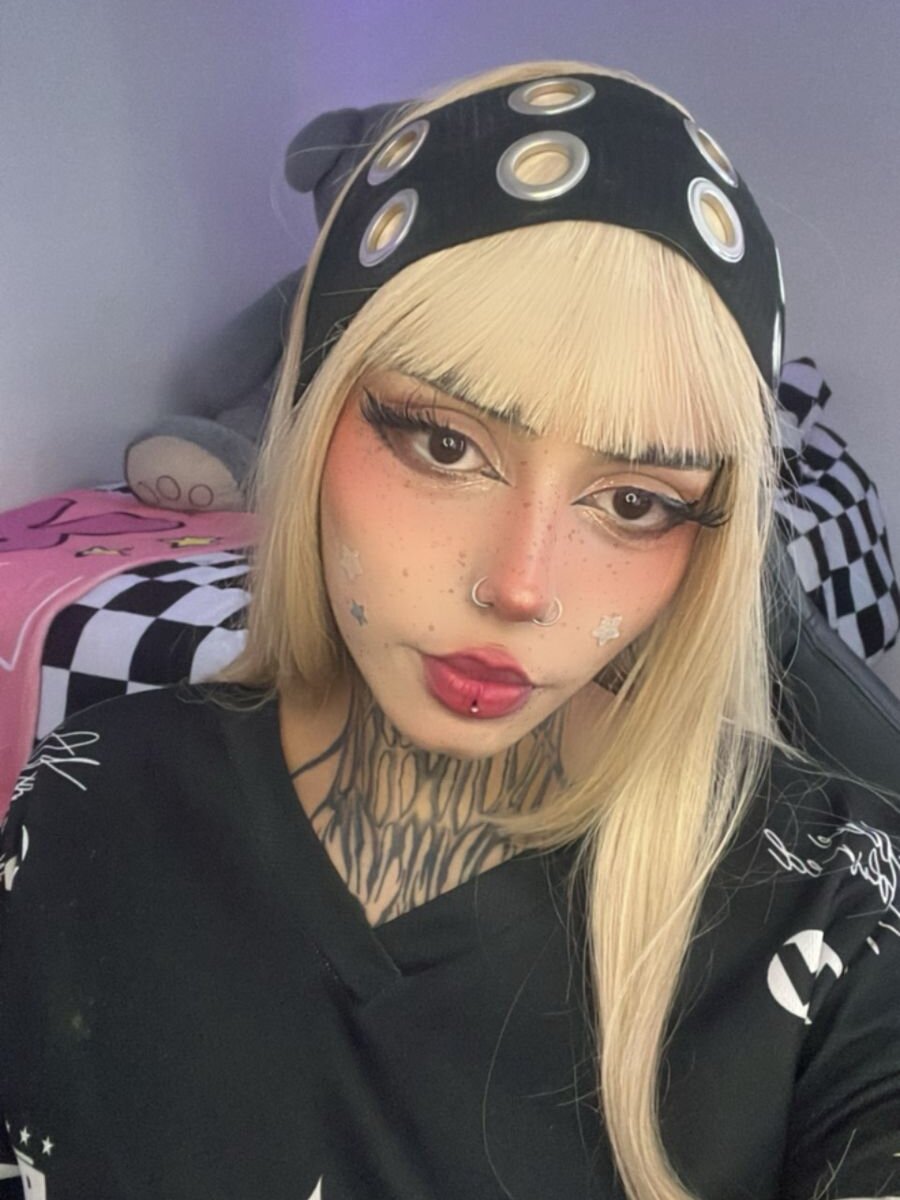 korarousee from stripchat