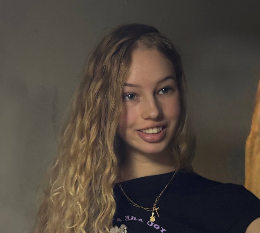 badgirlwebcam.com lunacrave livesex profile in white cams