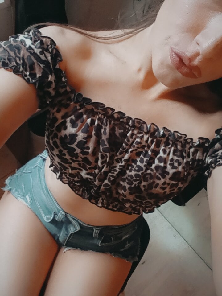 stripchat devinluxx webcam profile pic via sexcityguide.com