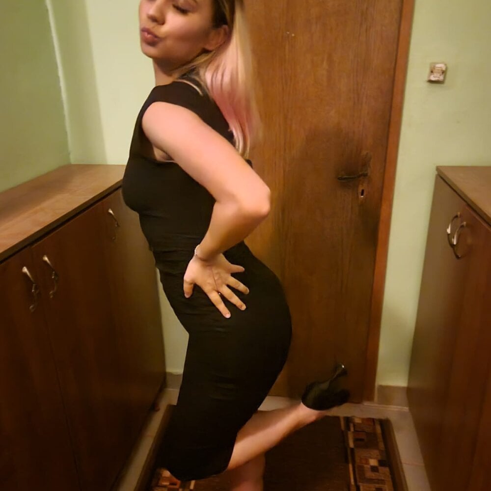 coriradu live cam model at StripChat