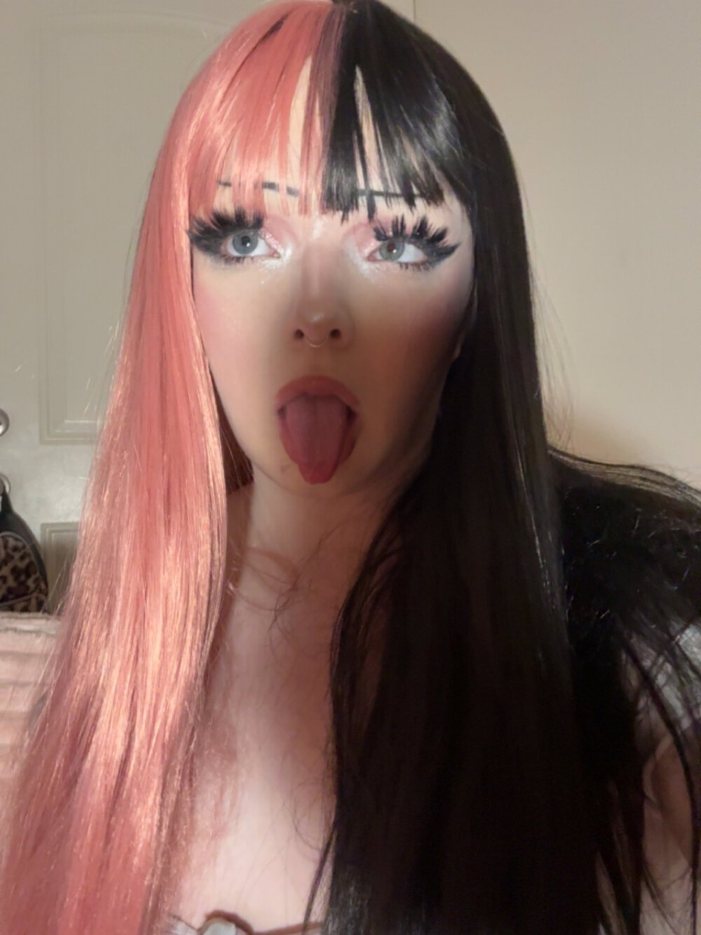 onaircams.com khloekarma livesex profile in white-hair cams