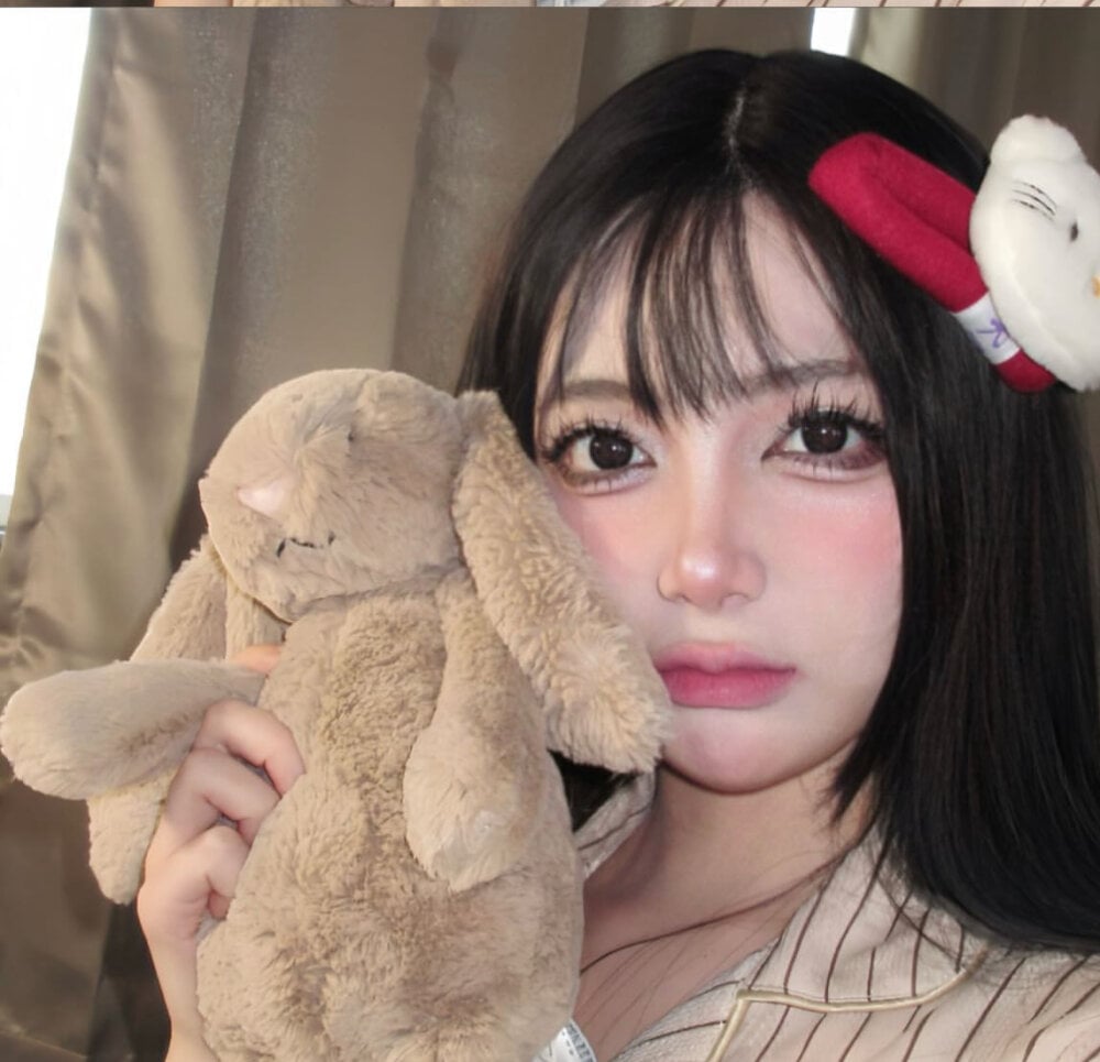 Azami_Chan live cam model at StripChat