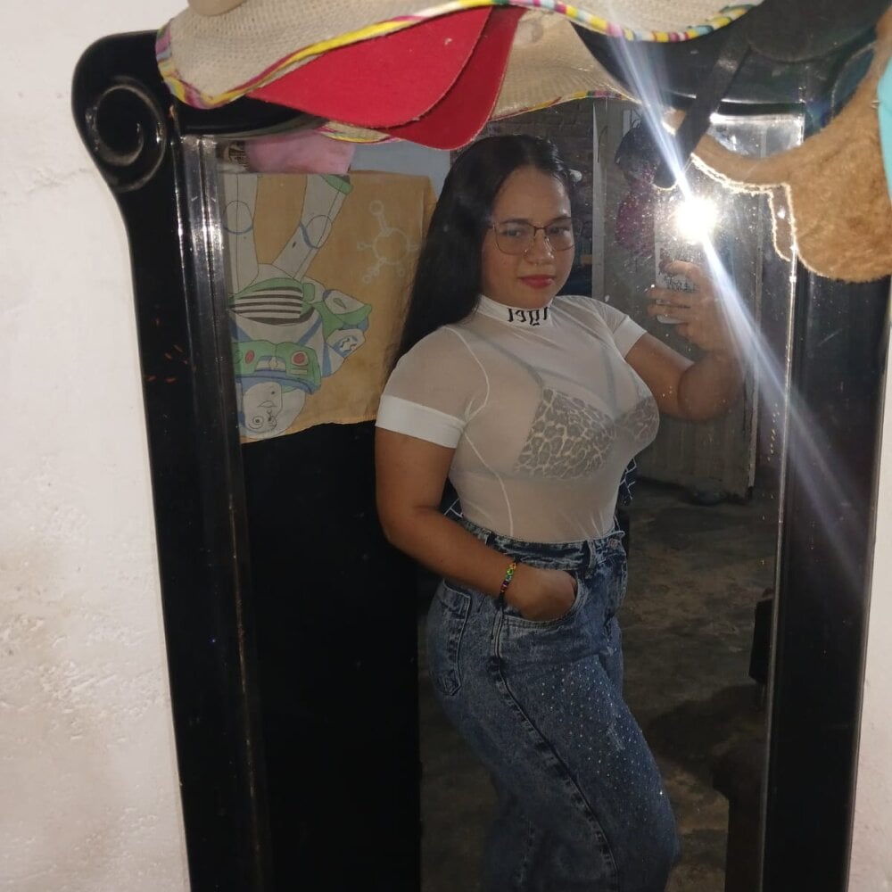 free6cams.com its_sweetmia livesex profile in curvy cams