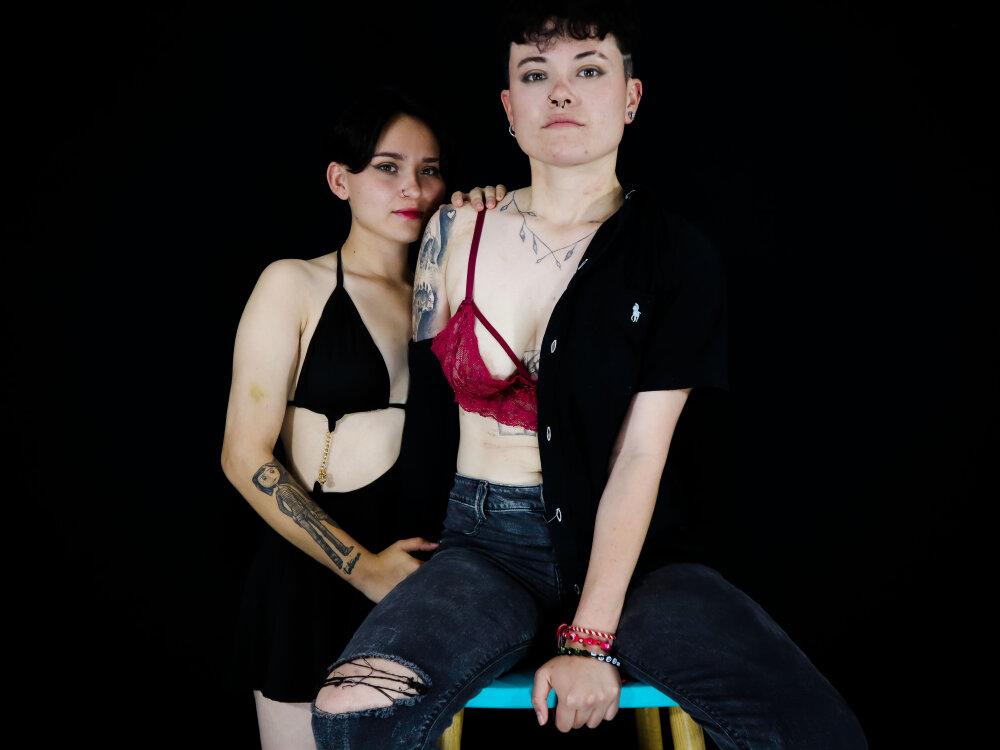 Live sex webcam photo for EmilyAndCriis #285987348