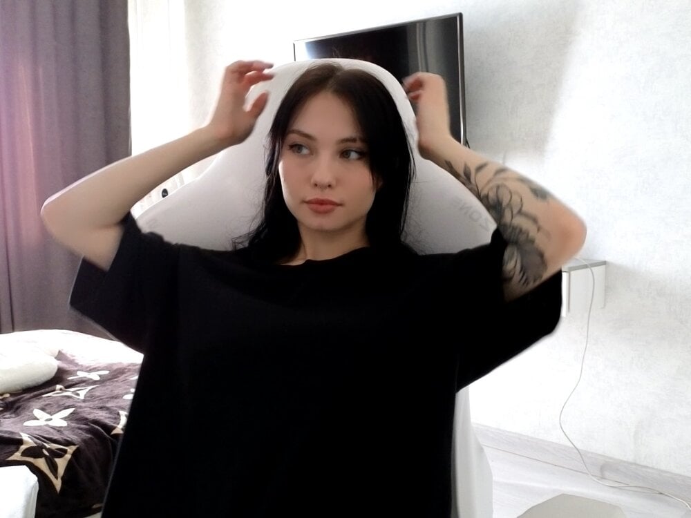 Live sex webcam photo for RoxieCrash #290212393