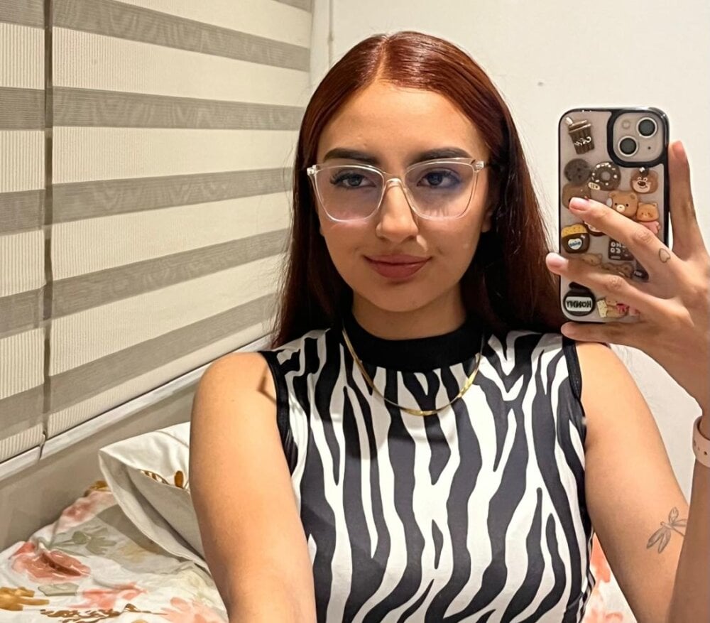 stripchat zoejohnson_pink webcam profile pic via glamcambabes.com