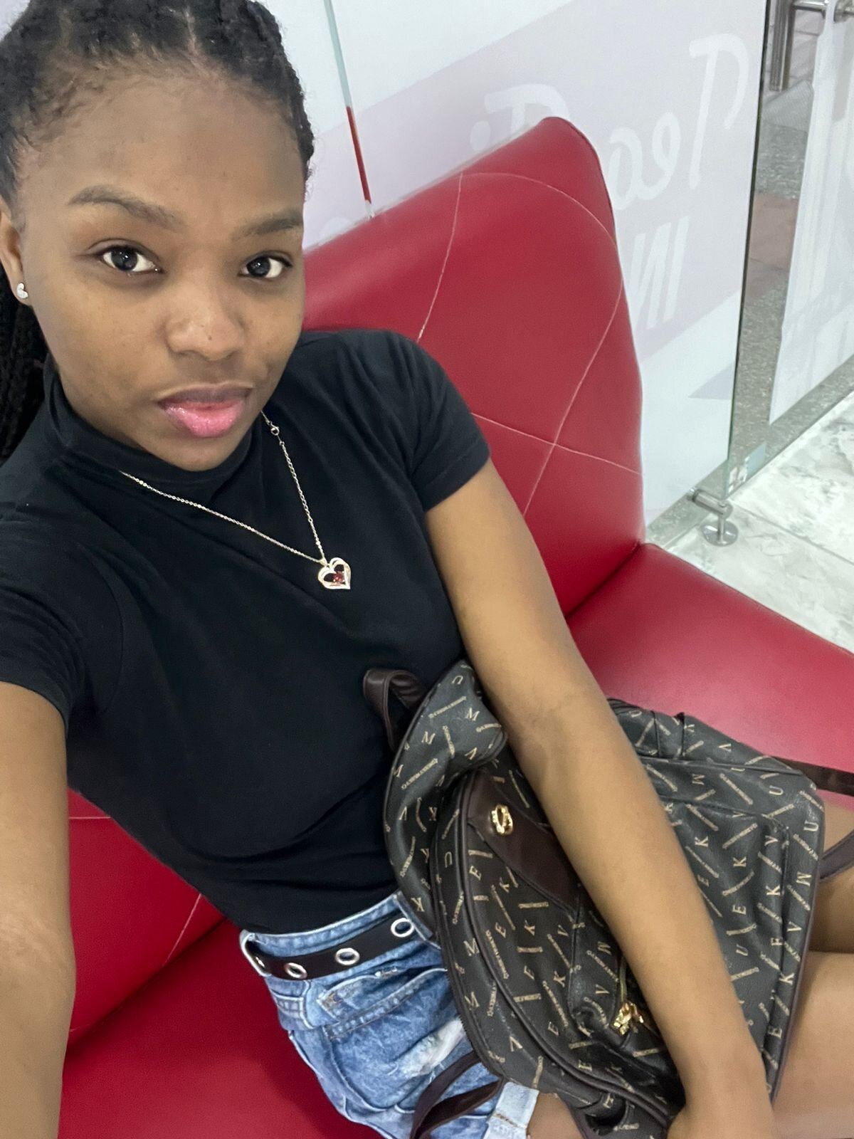 Ebony_Melanii
