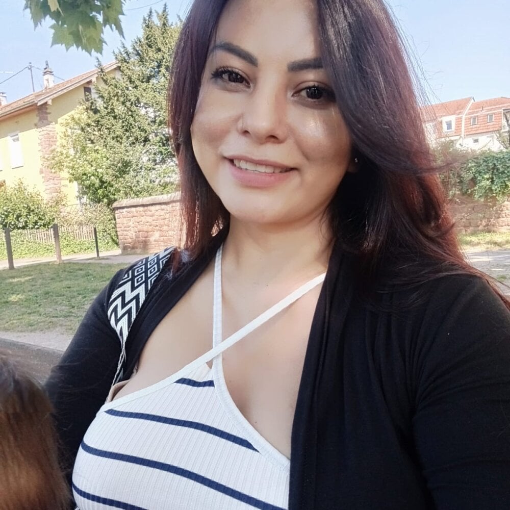 watchgirlcam.com cailynhot2 livesex profile in on-the-moon-3 cams