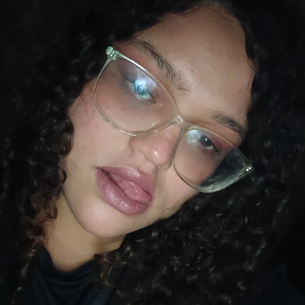 mega-camsex.com emdriel24 livesex profile in la cams