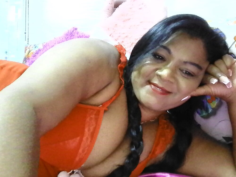 indiandelia from stripchat