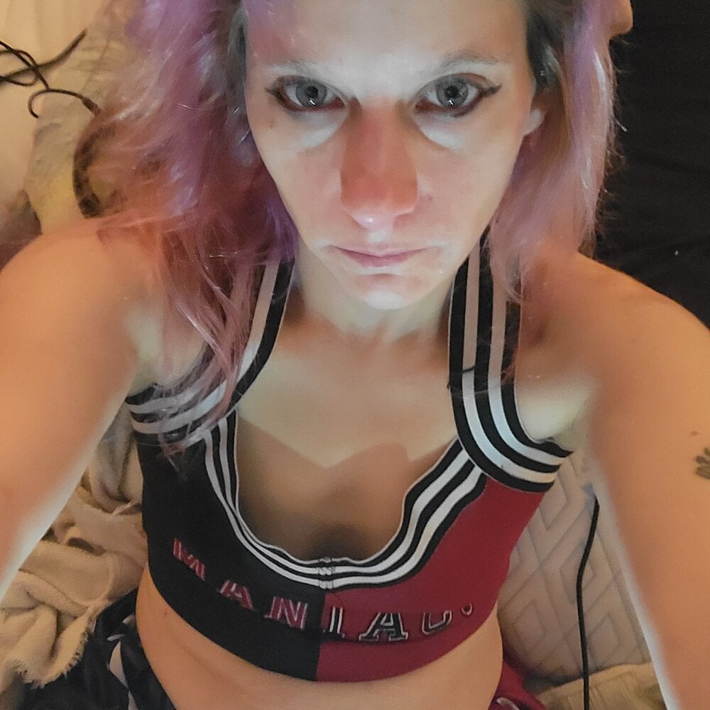 Harleyrayne369's Offline Chat Room