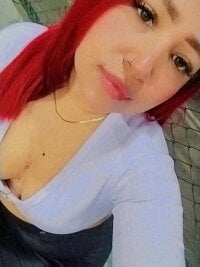 Iris_Handal Adlı Modelin Çevrimdışı Sohbet Odası