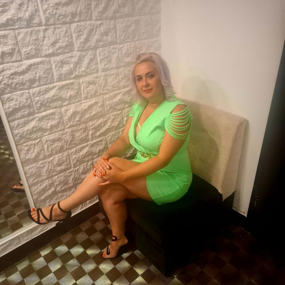 ExoticXenaMrs live cam model at StripChat