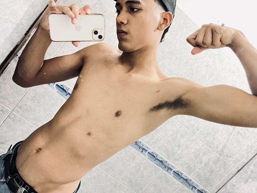 adrian_0110 from stripchat