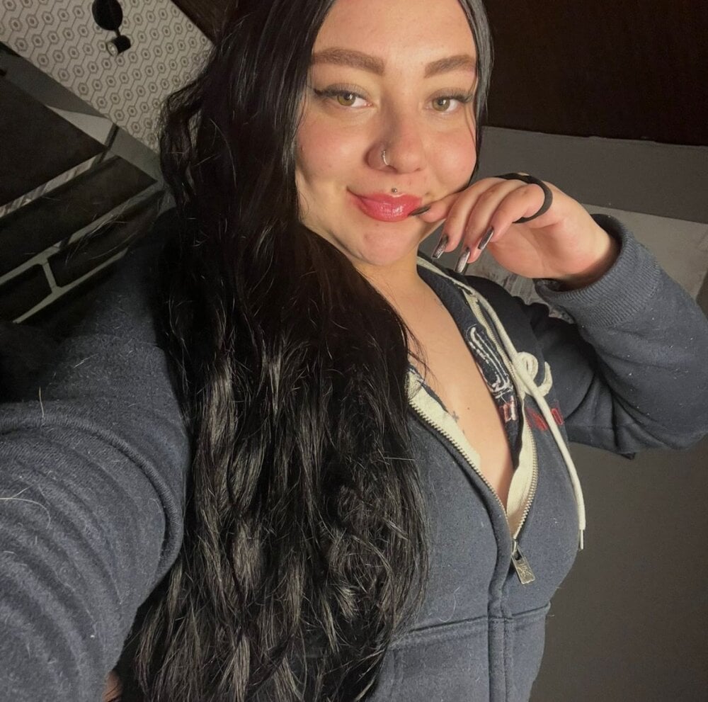 stripchat emma_adams_t webcam profile pic via glamcambabes.com