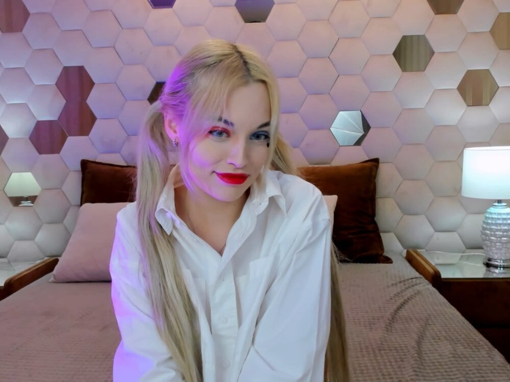 sexcam3d.net CallMeMargo livesex profile in blond-hair cams