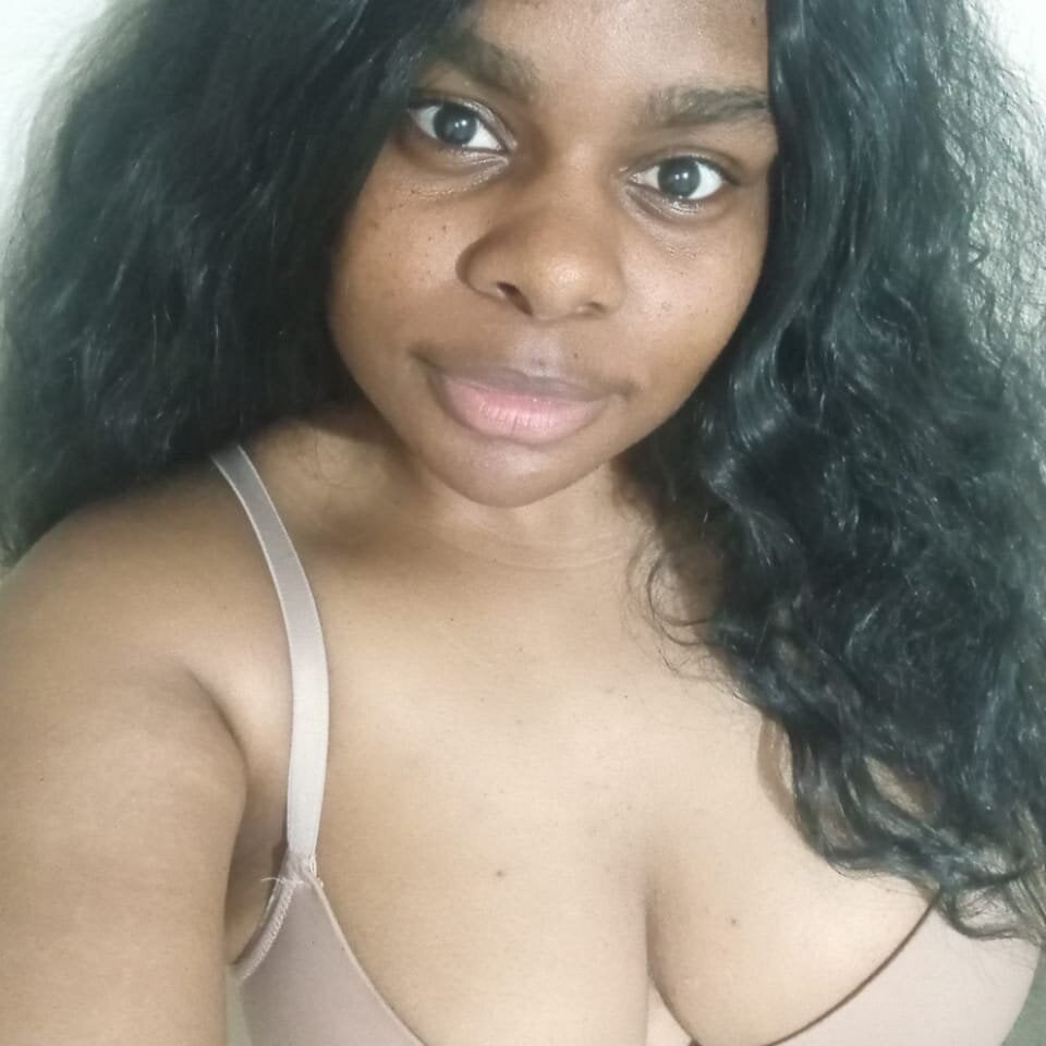 free6cams.com hot_yolanda livesex profile in im-lying-on-the-bed cams