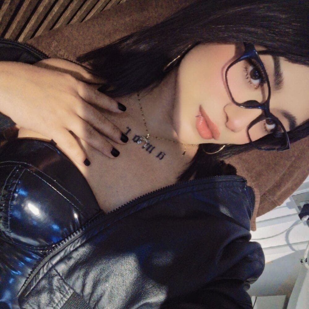 myliveeroticcams.com layrax1 livesex profile in a-real-relationship-for-love-an-much-naughty-fun-will-provide-everything-always-for-my-love cams