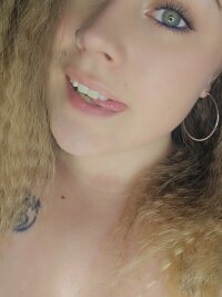 ThickTattedBaddie's Offline Chat Room