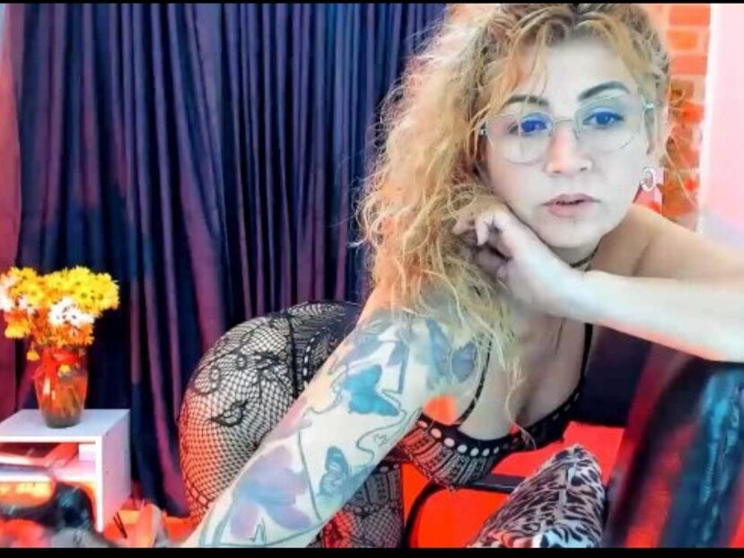 agnes_blackmoree live cam model at StripChat