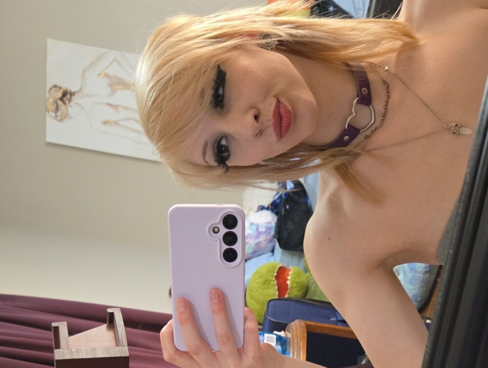 AmethystFoxx live cam model at StripChat