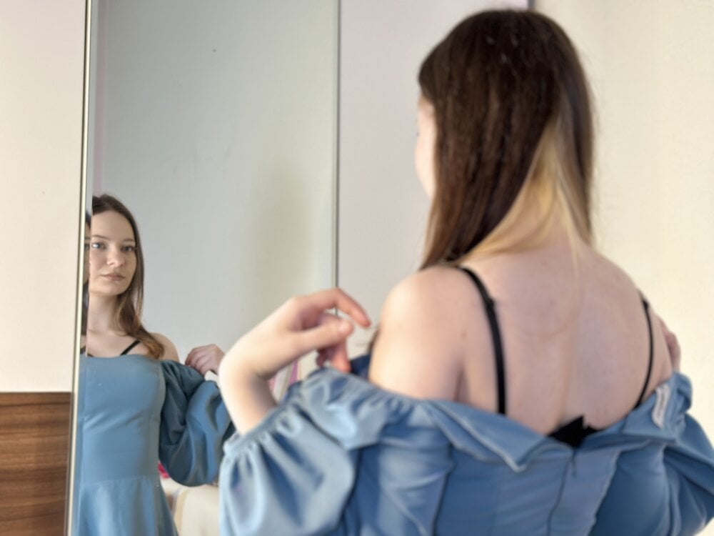 Live sex webcam photo for alexa_brights #290097481