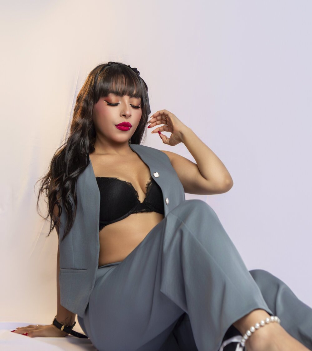 MiiaaMoonroee's Live XXX Chat