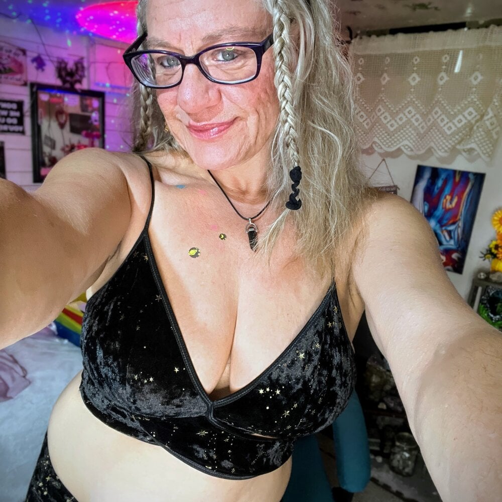 TrenaAnne's Offline Chat Room