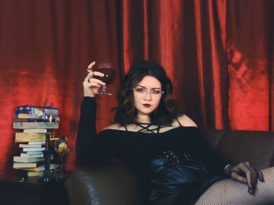 Laura_Karamazov private show