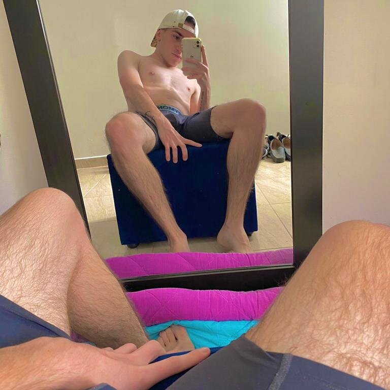 Live sex webcam photo for aaron_franco1_ #281483639