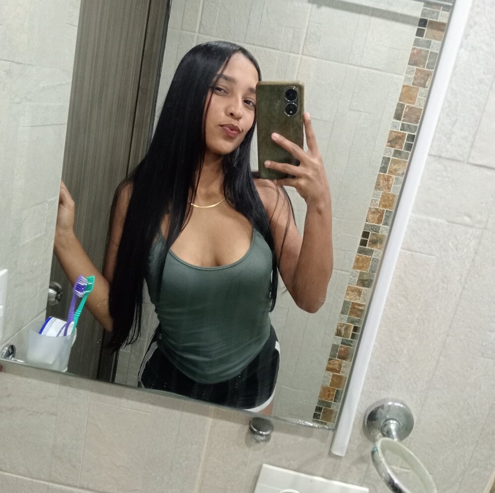 stripchat sara_lopez02 webcam profile pic via cam-performer.com