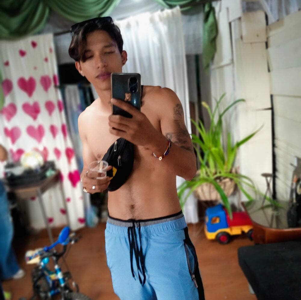 Watch  TommyGun_22 live on cam at StripChat