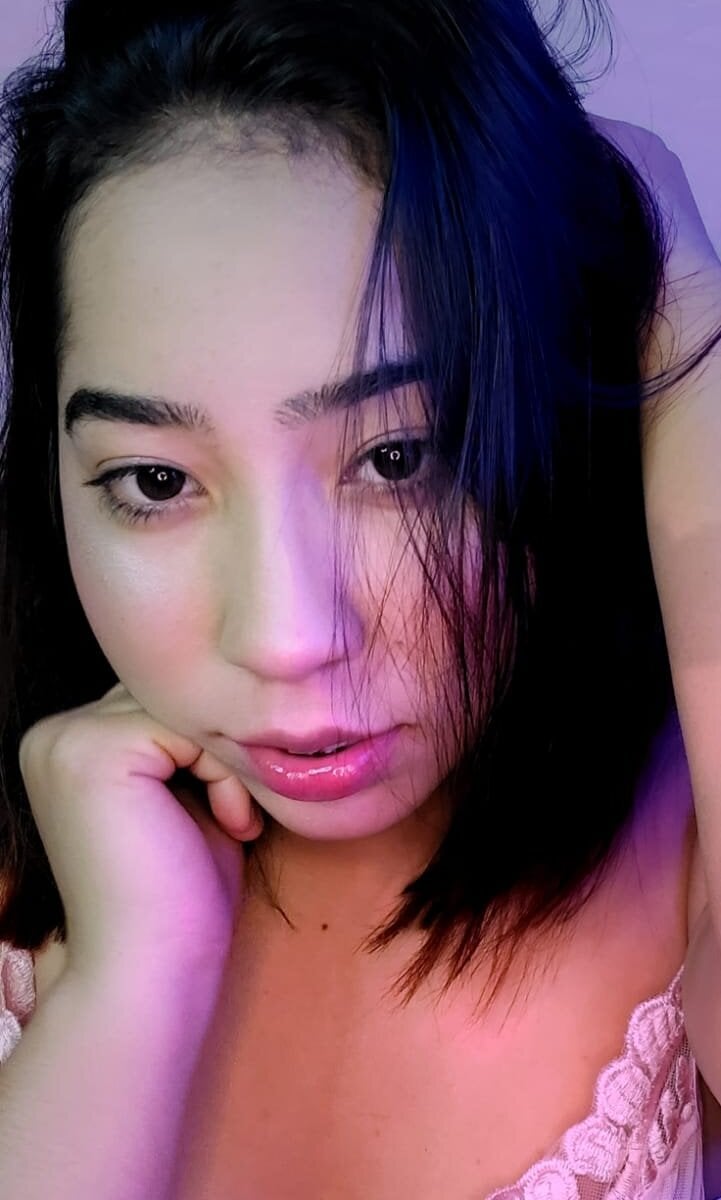 anni_ross live cam model at StripChat