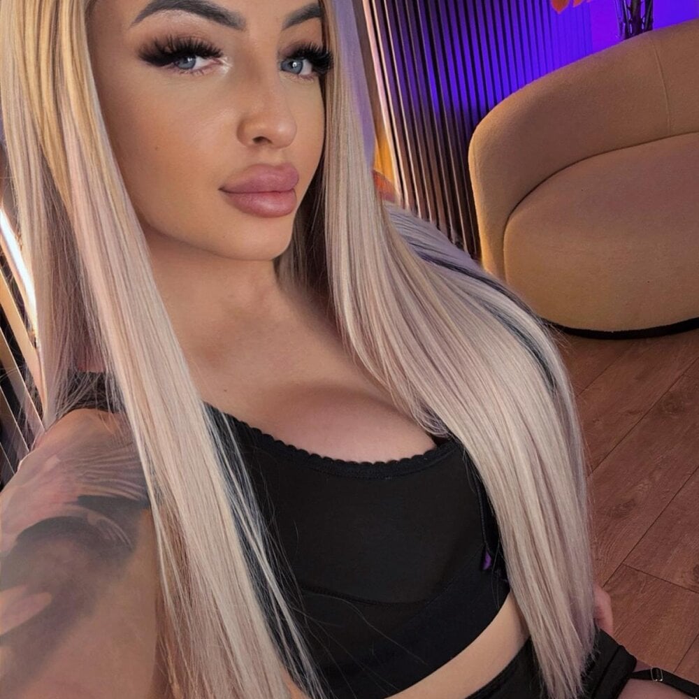 free6cams.com emily_bloom livesex profile in white cams