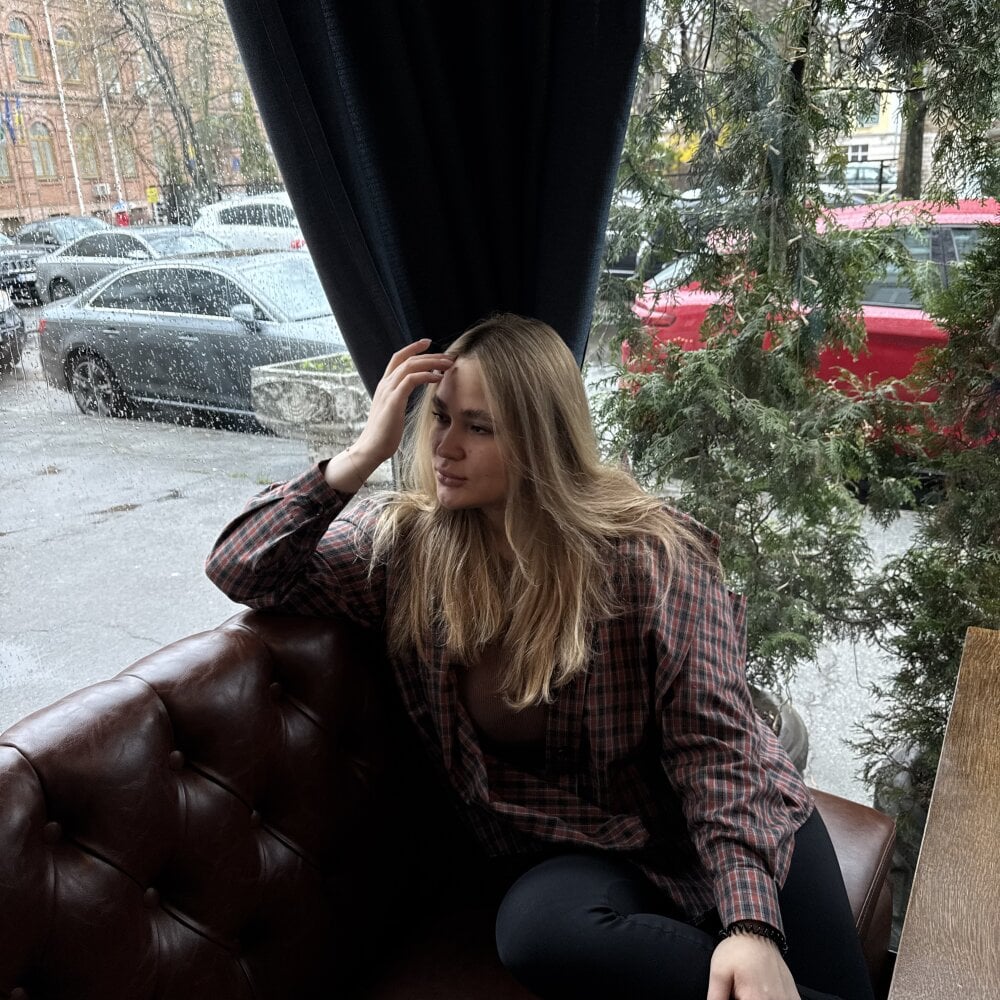 LightKisss live cam model at StripChat