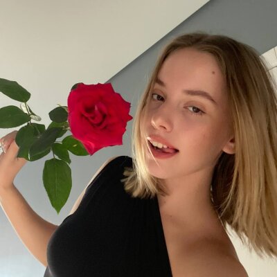 LinaMoonBlessed private show