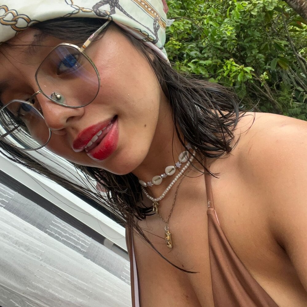 watchgirlcam.com lauuu2007 livesex profile in some-magical-place-in-the-world cams