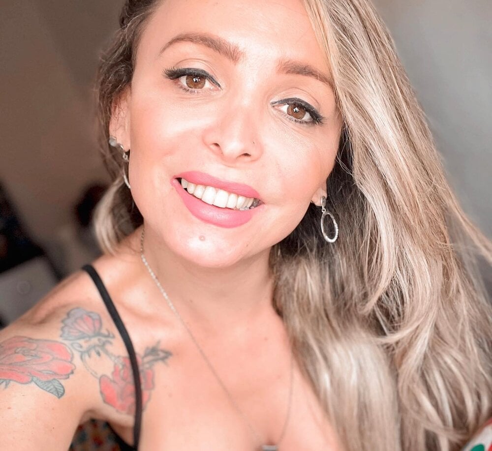 Offline XXX chat modela BellaRubiaEs