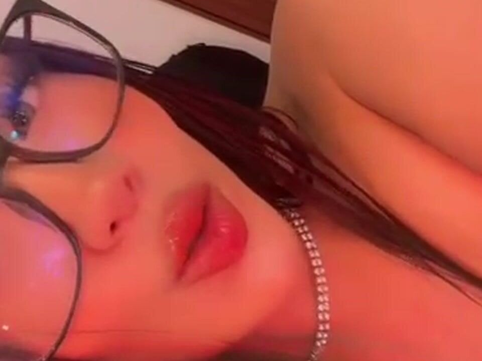 Watch redskarlet_ live on cam at StripChat