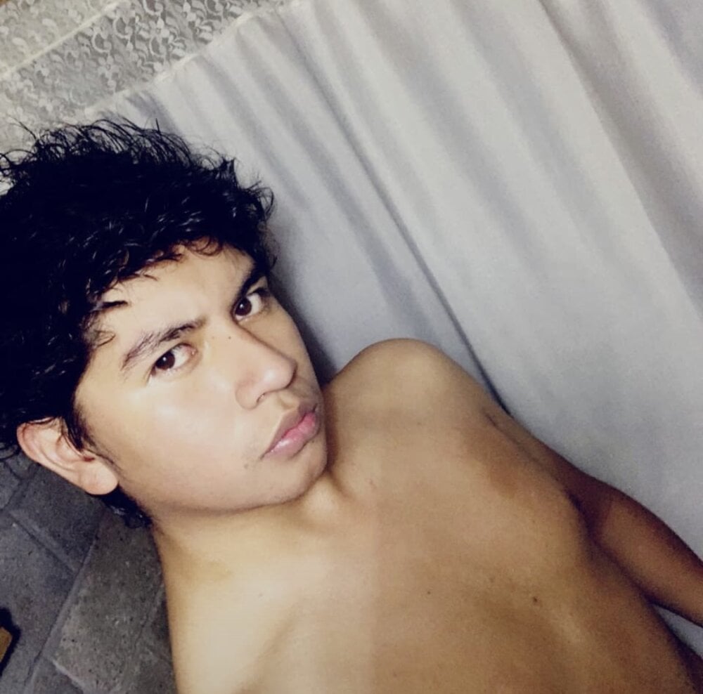 ContraryMomos' Offline XXX Chat